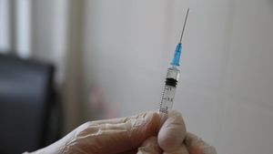Гинцбург: COVID-19 можно одолеть в короткие сроки при росте вакцинации