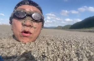 Японцы плавают в вулканической пемзе, чтобы показать ее пагубное воздействие на океан