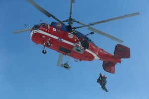 Часть экипажа севшего на мель в Приморье судна эвакуировали на вертолете