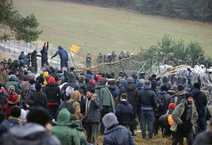 Две большие группы нелегальных мигрантов прорвались в Польшу