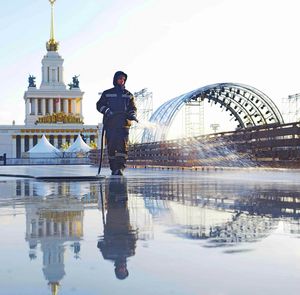 Началась заливка самого большого катка Москвы на ВДНХ