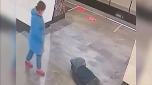 Пассажирка московского метро обокрала умирающего человека. Видео