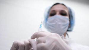 Сенатор поддержал предложение Гинцбурга об обязательной вакцинации от коронавируса