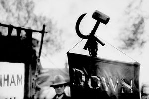 Уникальная коллекция чёрно-белых фотографий о коммунистическом движении в Англии