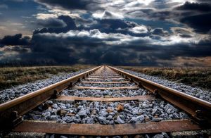 Видео: Почему вдоль железной дороги насыпают именно камни