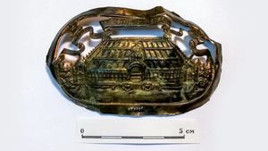 Столичные археологи нашли металлическую накладку со Всемирной выставки в Париже