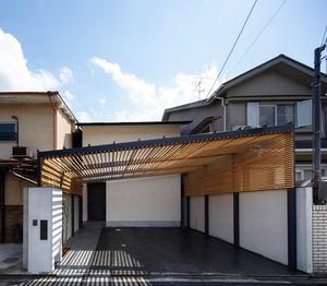 Японский деревянный дом с двориком и деревом внутри в Киото