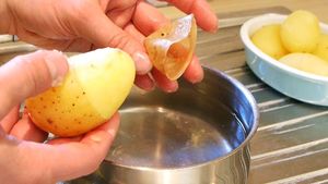 Вареный картофель можно с легкостью очистить за 2 секунды! Гениально