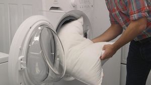 Как стирать подушки в домашних условиях