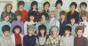 Почему женщины в 90-х не снимали меховые шапки в помещениях