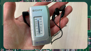 «Назад в прошлое». Карманный FM-радиоприемник Sony SRF-S83 из 2000-х годов