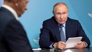 Путин поручил уровнять условия допуска товаров из ДНР и ЛНР в Россию