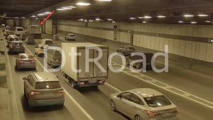 Три автомобиля столкнулись в Кутузовском тоннеле на западе Москвы