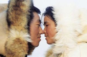 Видео: Почему эскимосам тепло в доме из снега, и зачем они касаются носами при встрече