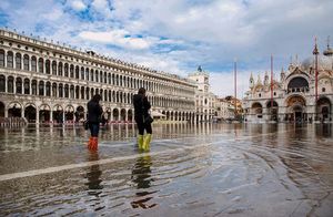 Видео: Венецианцы — люди, которые полгода ходят по воде и плавают по главным площадям