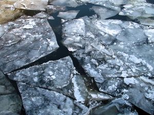 Спасатель дал советы по определению толщины льда