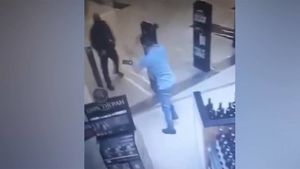 Пьяный мужчина напал с бутылками на охранника в аэропорту Шереметьево
