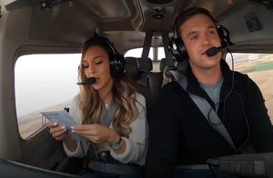 Девушка растерянно читает, как посадить самолет: безумные предложения выйти замуж