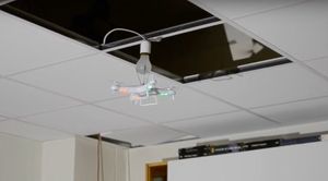 #видео | Сколько дронов нужно для того, чтобы заменить лампочку?