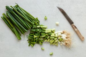 Как вырастить 2 кг зеленого лука на подоконнике