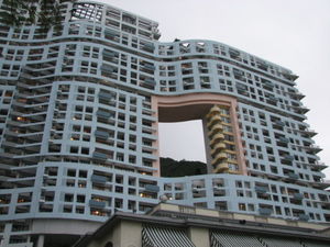 Зачем в гонконгских небоскребах сделаны большие квадратные проёмы