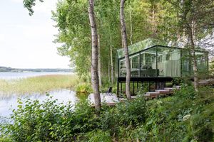 Кабина для работы и отдыха на опушке леса у реки в Финляндии