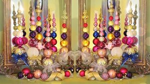Прекрасное украшение для новогоднего стола из пластиковых шаров