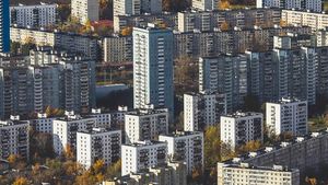 Половину кредитов по семейной ипотеке в Москве выдали супругам с первенцами