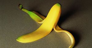 Как подкормить цветы банановой кожурой?