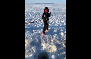 Видео: Мальчик выловил рыбу размером с себя самого
