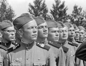 Зачем Жуков в 1956 году «переодел» всех военных в новую форму