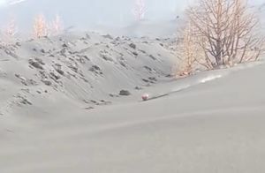 Видео: Лавовая бомба, несущаяся с огромной скоростью по склону на Канарах