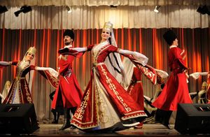 Ухаживания, стрижка овец и баттлы: как на Кавказе умеют выразить в танце всю жизнь