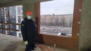 Рабочий скончался после падения с высоты на стройке в центре Москвы