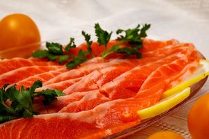 Не нужно покупать соленую красную рыбу – лучше ее приготовить . Делюсь рецептом