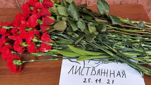 Москвичи несут цветы к постпредству Кузбасса в память о погибших в шахте