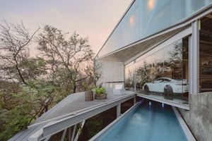 Дом с ярким динамичным дизайном на склоне в Мексике