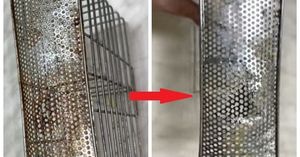 Секрет опытной хозяйки: три простейшие компонента отмоют ржавчину с металлических полочек