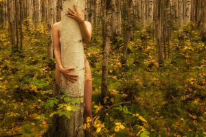 Девушка позирует обнаженной в лесу, чтобы доказать…