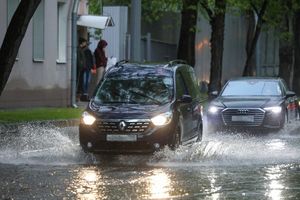 Автоэксперт рассказал, как вести себя на дорогах во время штормового ветра