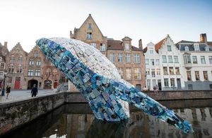 Видео: Зачем в бельгийском Брюгге построили 12-метрового кита из 5000 кг мусора