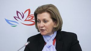 Попова рассказала, сколько может быть заразным человек с коронавирусом