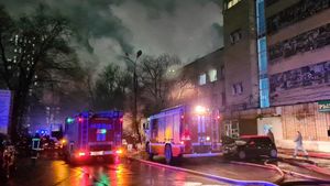 Девять человек спасли горящего здания на Верхнелихоборской улице
