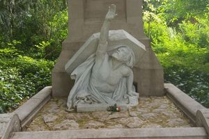 Удивительная могила Жюля Верна в Амьене