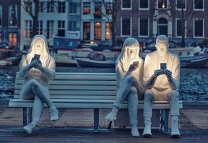 В Амстердаме появились «Поглощенные светом»