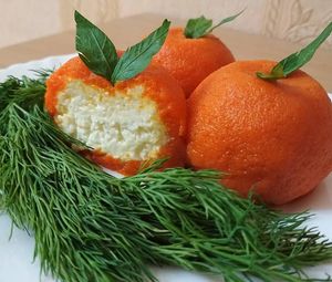 Закуска «Мандарины» из курицы, сыра и моркови