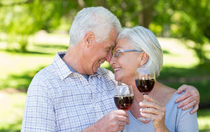 Ученые оценили пользу употребления алкоголя для пожилых людей
