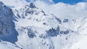 Три лыжника погибли при сходе лавины в горах Австрии