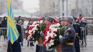 Волонтеры возложили цветы к Могиле Неизвестного Солдата в Москве