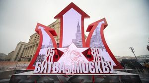 Инсталляцию в честь годовщины Битвы за Москву установили на Манежной площади